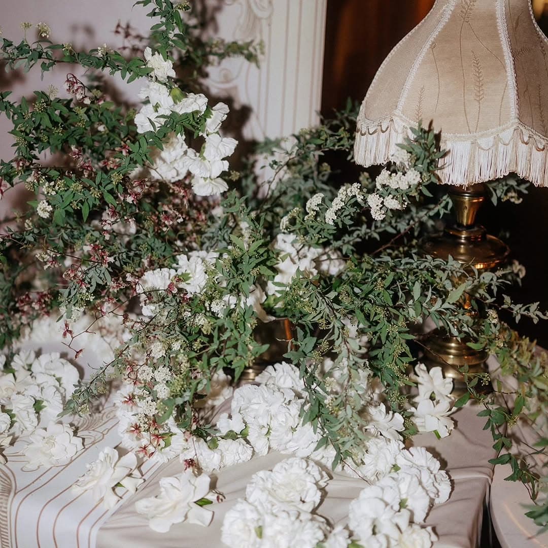 White floral tablescape with greenery for elegant wedding reception